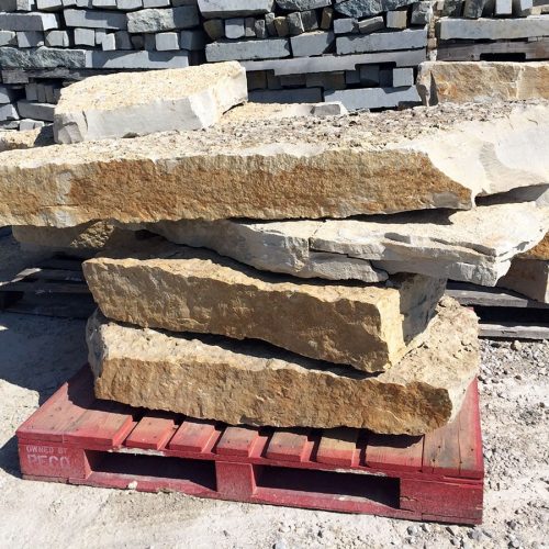 Rustic gold seamface outcropping